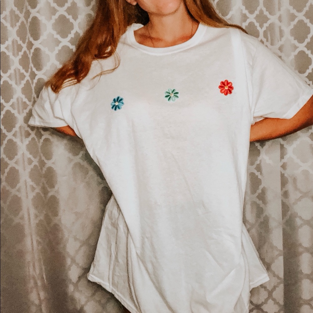 White t shirt with flowers